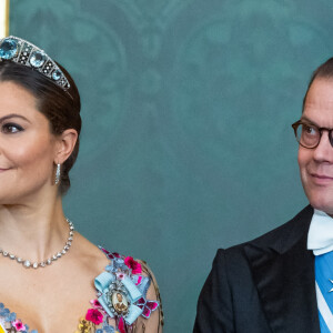 La princesse Victoria de Suède et le prince Daniel lors du dîner d'état au palais royal à Stockholm pour la visite en Suède du couple royal d'Espagne le 24 novembre 2021.