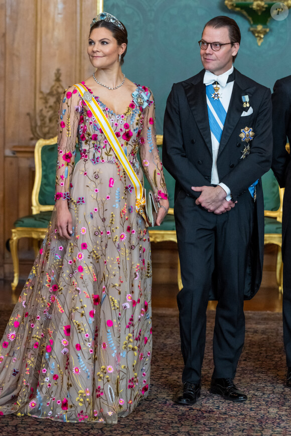La princesse Victoria de Suède et le prince Daniel lors du dîner d'état au palais royal à Stockholm pour la visite en Suède du couple royal d'Espagne le 24 novembre 2021.