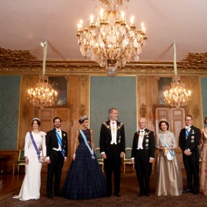 La princesse Sofia et le prince Carl Philip, la reine Letizia et le roi Felipe VI d'Espagne, le roi Carl Gustav et la reine Silvia de Suède, le prince Daniel et la princesse Victoria - La famille royale de Suède lors d'un dîner de gala au Palais Royal à Stockholm. Le 24 novembre 2021