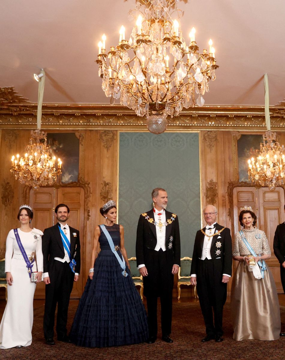 La princesse Sofia et le prince Carl Philip, la reine Letizia et le roi Felipe VI d'Espagne, le roi Carl Gustav et la reine Silvia de Suède, le prince Daniel et la princesse Victoria - La famille royale de Suède lors d'un dîner de gala au Palais Royal à Stockholm. Le 24 novembre 2021