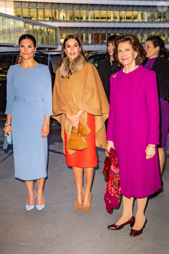 La reine Letizia d'Espagne, la reine Silvia et la princesse Victoria de Suède visitent l'université médicale "Institut Karolinska" à Stockholm, le 24 novembre 2021.