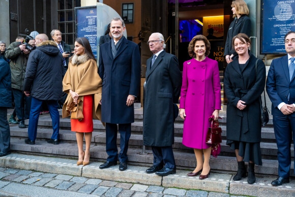 Le roi Felipe VI et la reine Letizia d'Espagne, le roi Carl XVI Gustav et la reine Silvia de Suède visitent le musée Nobel à Stockholm et son exposition sur "Santiago Ramon y Cajal", le 24 novembre 2021.