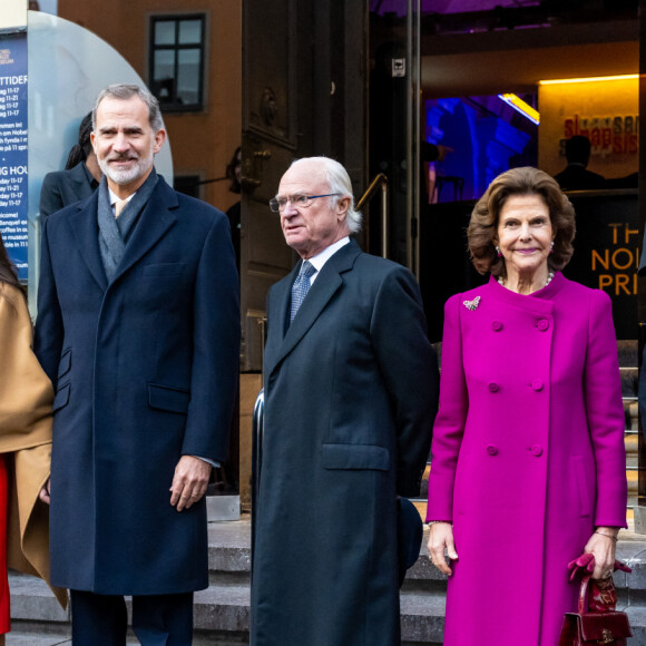 Le roi Felipe VI et la reine Letizia d'Espagne, le roi Carl XVI Gustav et la reine Silvia de Suède visitent le musée Nobel à Stockholm et son exposition sur "Santiago Ramon y Cajal", le 24 novembre 2021.