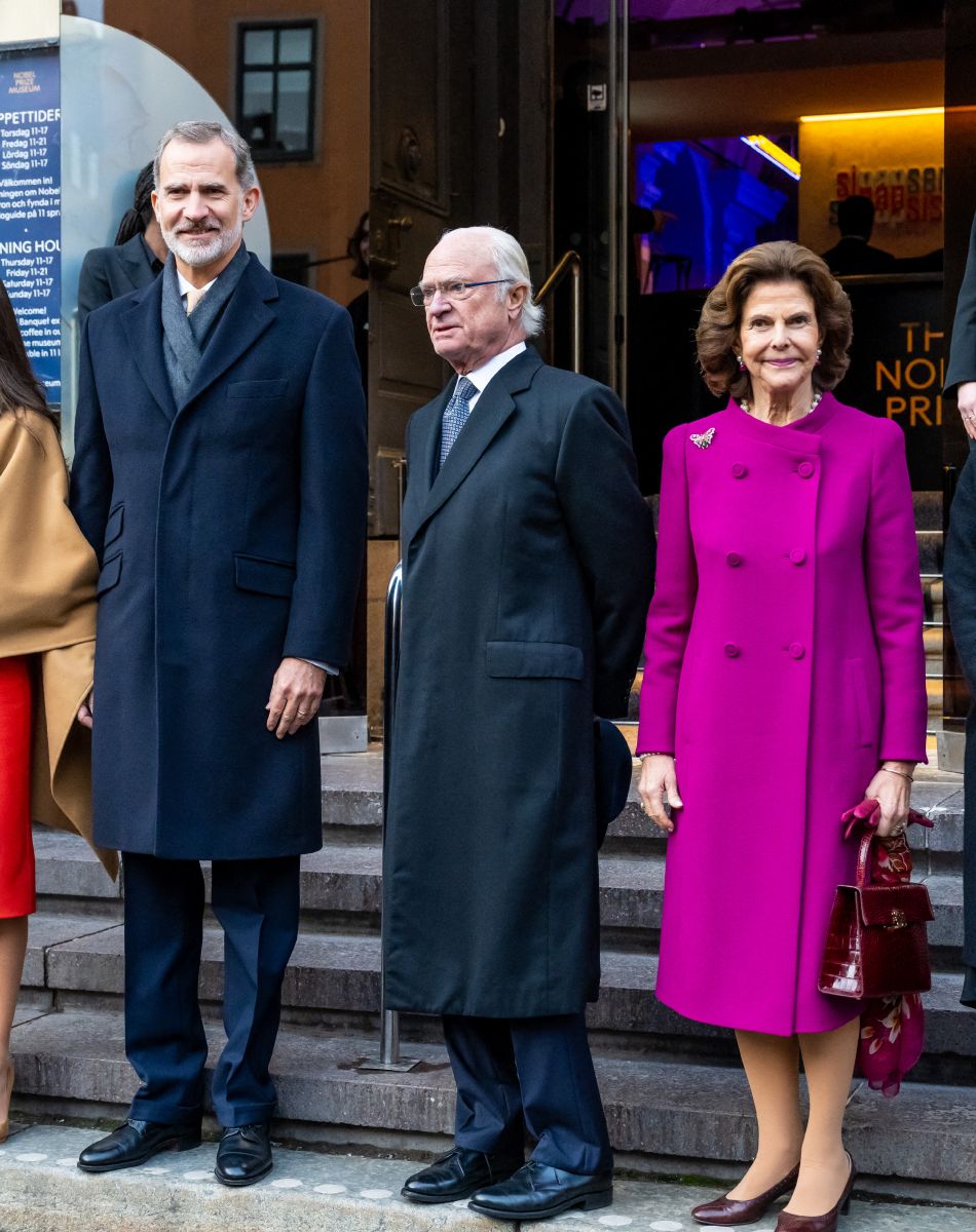 Le roi Felipe VI et la reine Letizia d'Espagne, le roi Carl XVI Gustav et la reine Silvia de Suède visitent le musée Nobel à Stockholm et son exposition sur "Santiago Ramon y Cajal", le 24 novembre 2021.