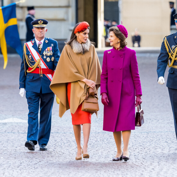 La reine Letizia d'Espagne et la reine Silvia de Suède - Le roi Felipe VI et la reine Letizia d'Espagne, accueillis par le roi Carl XVI Gustav la reine Silvia de Suède à Stockholm dans le cadre de leur visite d'Etat de deux jours. Le 24 novembre 2021.