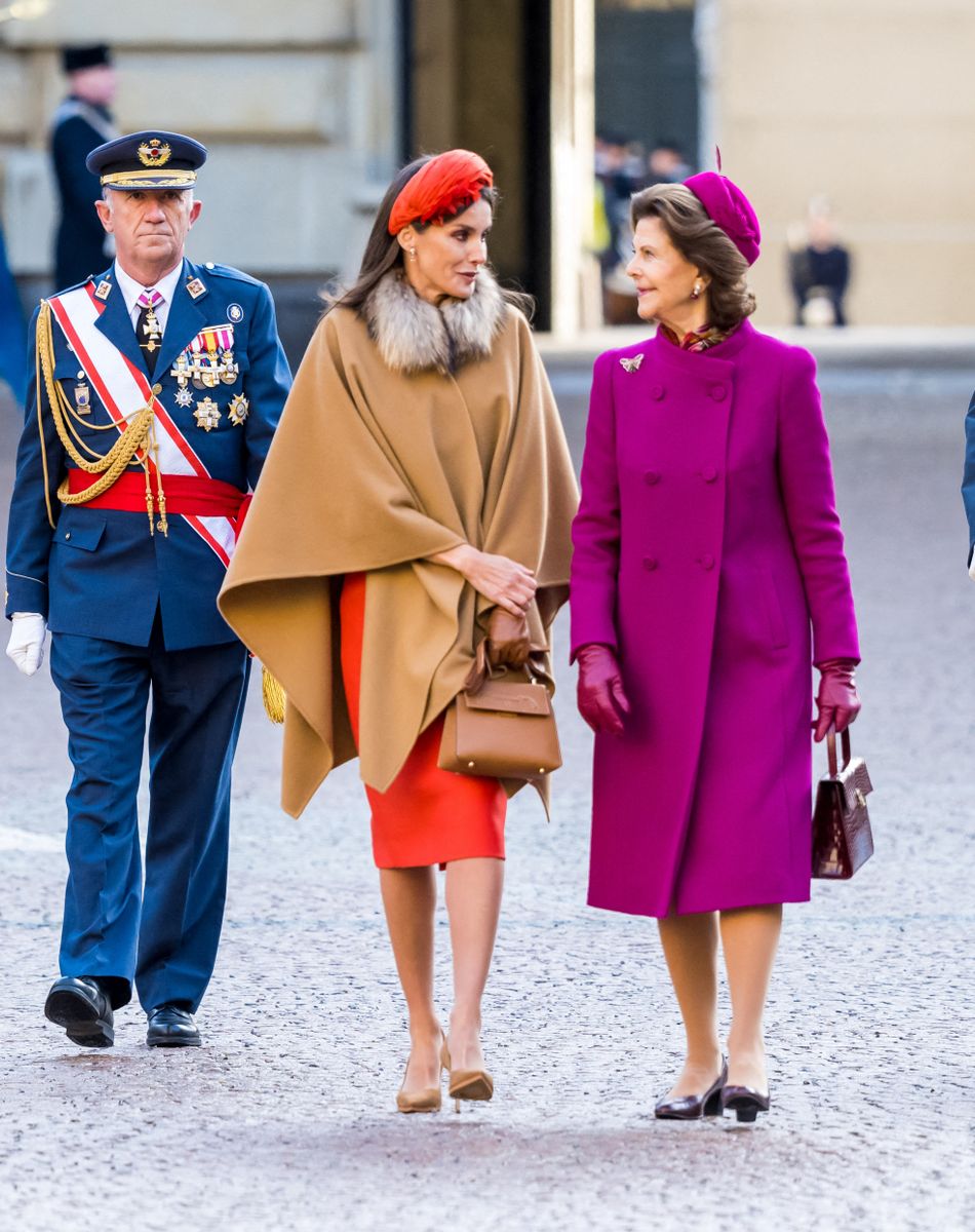 La reine Letizia d'Espagne et la reine Silvia de Suède - Le roi Felipe VI et la reine Letizia d'Espagne, accueillis par le roi Carl XVI Gustav la reine Silvia de Suède à Stockholm dans le cadre de leur visite d'Etat de deux jours. Le 24 novembre 2021.