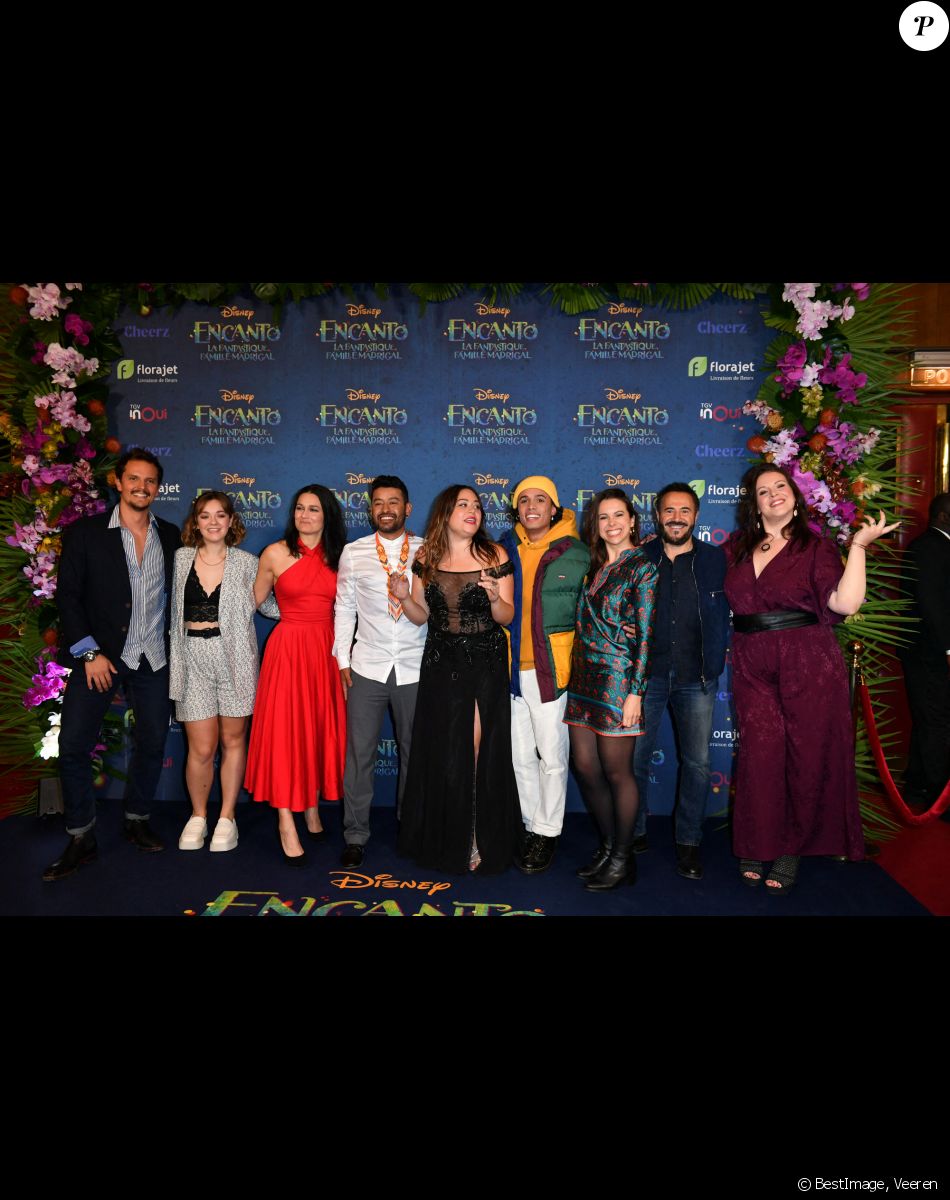 Juan Arbelaez, Camille Timmerman , Angèle Humeau, Julian Andrés Ortiz Cardona, Sharon Laloum, Tom Almodar, Kaycie Chase, José Garcia et Ana Ka - Avant-première du film "Encanto" de Disney au Grand Rex à Paris le 19 novembre 2021. © Veeren/Bestimage