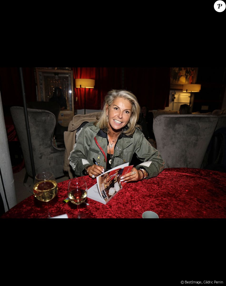 Exclusif - Caroline Margeridon - People à la soirée du lancement du livre "Libre !" de Caroline Margeridon à la Chope des Puces à Saint-Ouen. © Cédric Perrin / Bestimage