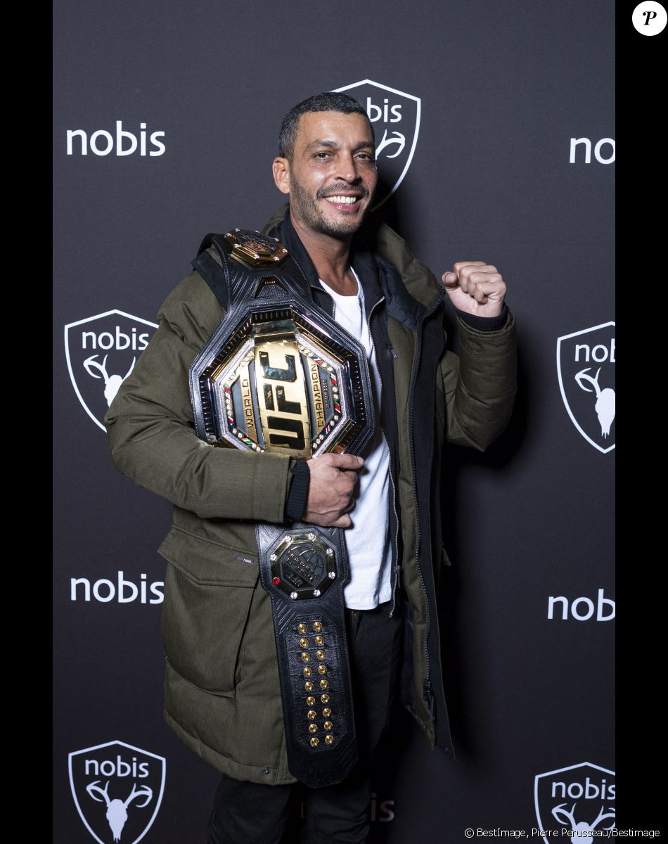 Exclusif - Adel Bencherif - Nobis fête ses 15 ans en inaugurant sa nouvelle boutique dans le 2ème arrondissement de Paris, France, le 25 novembre 2021. © Pierre Perusseau/Bestimage$