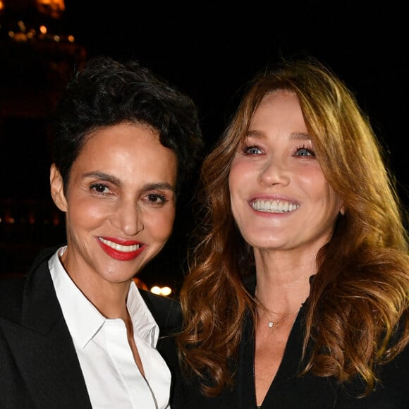 Farida Khelfa et Carla Bruni-Sarkozy - Arrivée des people au défilé Saint Laurent collection Printemps-Eté 2022 lors de la fashion week à Paris, le 28 septembre 2021. © Veeren Ramsamy-Christophe Clovis/Bestimage 