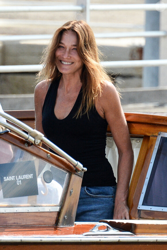 Carla Bruni arrive à Venise le 31 août 2021. 