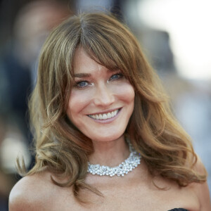 Carla Bruni-Sarkozy - Montée des marches du film " De son vivant " lors du 74ème Festival International du Film de Cannes. Le 10 juillet 2021 © Borde-Jacovides-Moreau / Bestimage 