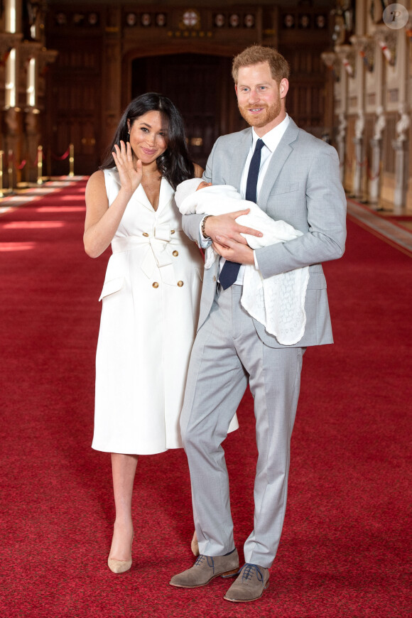 Le prince Harry et Meghan Markle, duc et duchesse de Sussex, présentent leur fils Archie Harrison Mountbatten-Windsor dans le hall St George au château de Windsor le 8 mai 2019.