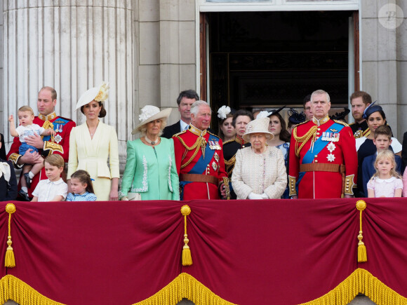 Le prince William, duc de Cambridge, et Catherine (Kate) Middleton, duchesse de Cambridge, le prince George de Cambridge, la princesse Charlotte de Cambridge, le prince Louis de Cambridge, Camilla Parker Bowles, duchesse de Cornouailles, le prince Charles, prince de Galles, la reine Elisabeth II d'Angleterre, le prince Andrew, duc d'York, le prince Harry, duc de Sussex, et Meghan Markle, duchesse de Sussex, la princesse Beatrice d'York, la princesse Eugenie d'York, la princesse Anne - La famille royale au balcon du palais de Buckingham lors de la parade Trooping the Colour 2019, célébrant le 93ème anniversaire de la reine Elisabeth II, Londres, le 8 juin 2019.