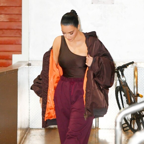 Kim Kardashian sort d'un shooting photo au Chelsea Piers sports complex à New York le 3 novembre 2021.