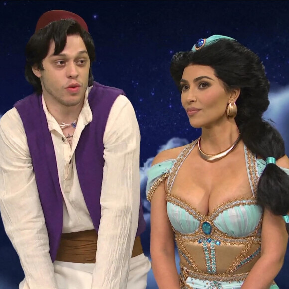 Kim Kardashian et Pete Davidson s'embrassent dans une parodie d'Aladdin dans l'émission "Saturday Night Live". New York.