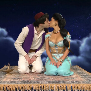 Kim Kardashian et Pete Davidson s'embrassent dans une parodie d'Aladdin dans l'émission "Saturday Night Live". New York. Le 30 octobre 2021.