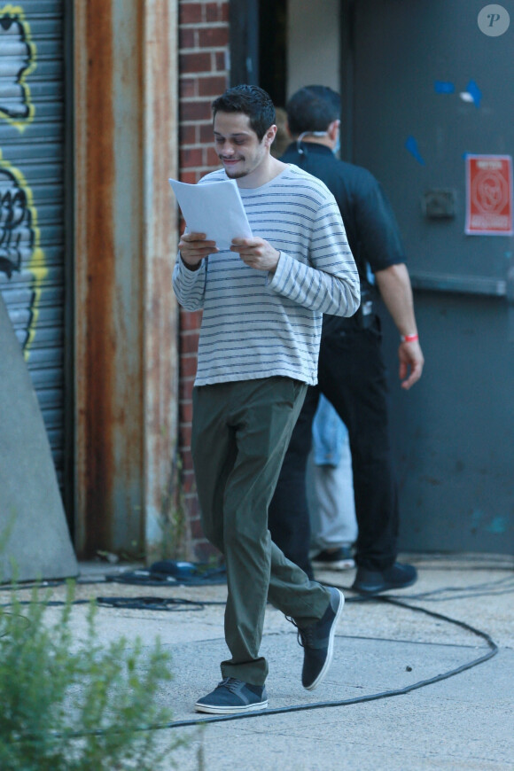 Pete Davidson sur le tournage de "Meet Cute" dans le quartier de Brooklyn à New York, le 11 août 2021 