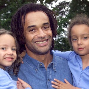 Yannick Noah et ses filles Jenaye (2 ans) et Eleejah. 