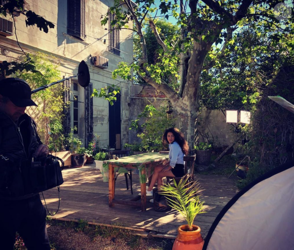 Malika Alaoui sur le tournage de la série "Plus belle la vie" en juillet 2019.