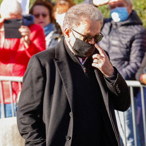 Michel Drucker - Arrivées à la messe funéraire en hommage à Bernard Tapie en l'église Saint-Germain-des-Prés à Paris. Le 6 octobre 2021 © Jacovides-Moreau / Bestimage