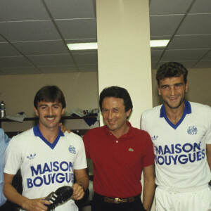 Archives - A Monaco, Bernard Tapie, Bernard GENGHINI, joueur de football, portant le maillot de l'Olympique de Marseille, Michel DRUCKER, Yvon LE ROUX et Michel HIDALGO en juillet 1987 © Alain Canu via Bestimage