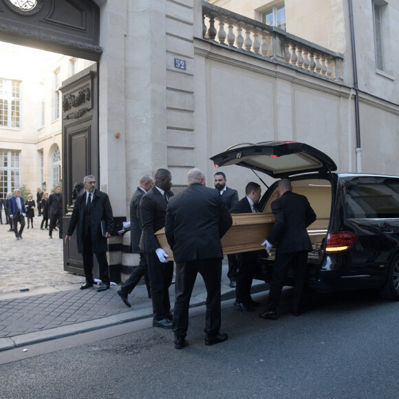 Exclusif - Départ du cercueil de Bernard Tapie de son domicile de la rue des Saints-Pères pour aller à la messe funéraire en l'église Saint-Germain-des-Prés à Paris le 6 octobre 2021. 