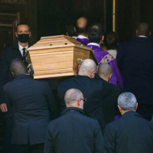 Illustration (cercueil) - Arrivées à la messe funéraire en hommage à Bernard Tapie en l'église Saint-Germain-des-Prés à Paris. Le 6 octobre 2021 © Jacovides-Moreau / Bestimage