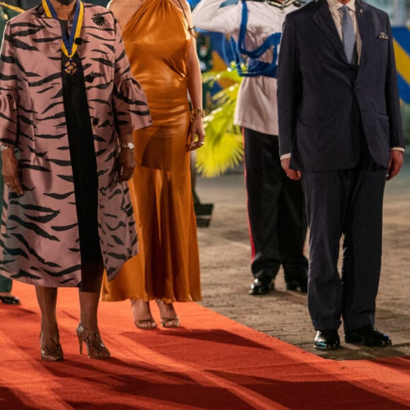 La Première ministre de la Barbade, Mia Mottley, Garfield Sobers, Sandra Mason nouvelle présidente de la Barbade, Rihanna, le prince Charles, prince de Galles - Le prince Charles, prince de Galles assiste à la cérémonie d'investiture présidentielle en présence de Rihanna à Heroes Square à Bridgetown à la Barbade le 29 novembre 2021.