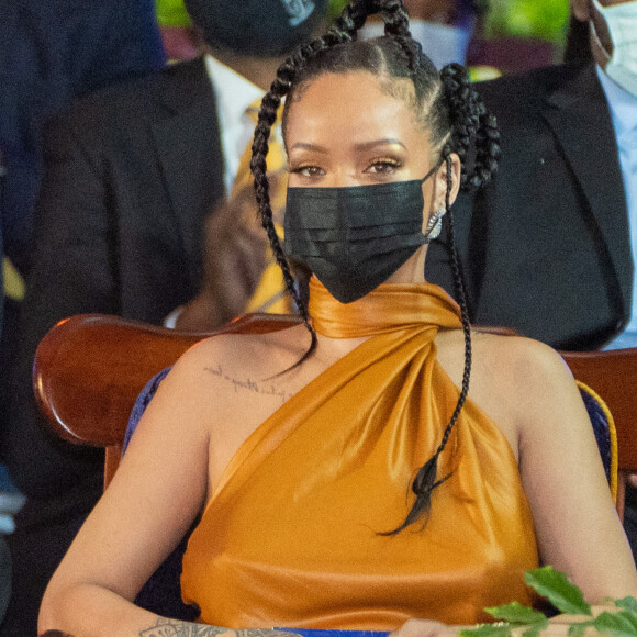 Rihanna - Le prince Charles, prince de Galles assiste à la cérémonie d'investiture présidentielle en présence de Rihanna à Heroes Square à Bridgetown à la Barbade le 29 novembre 2021.