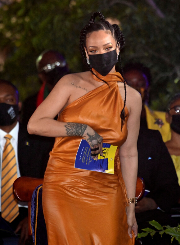 Rihanna - Le prince Charles, prince de Galles assiste à la cérémonie d'investiture présidentielle en présence de Rihanna à Heroes Square à Bridgetown à la Barbade le 29 novembre 2021.