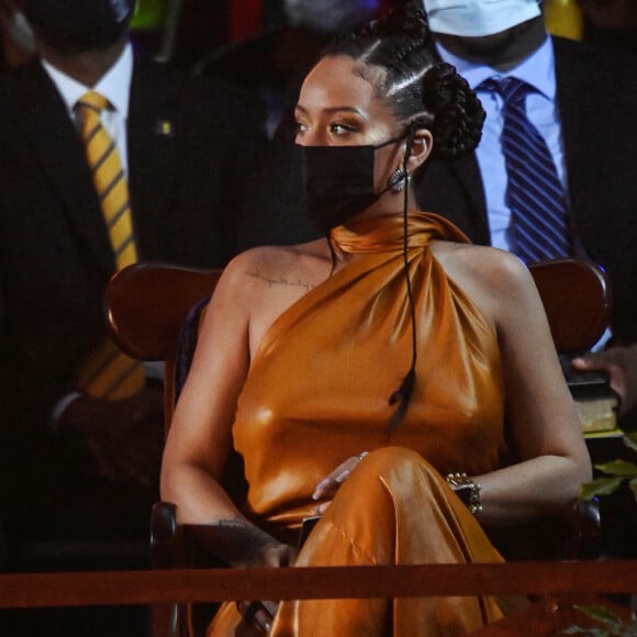 Rihanna - Le prince Charles, prince de Galles assiste à la cérémonie d'investiture présidentielle en présence de Rihanna à Heroes Square à Bridgetown à la Barbade le 29 novembre 2021.