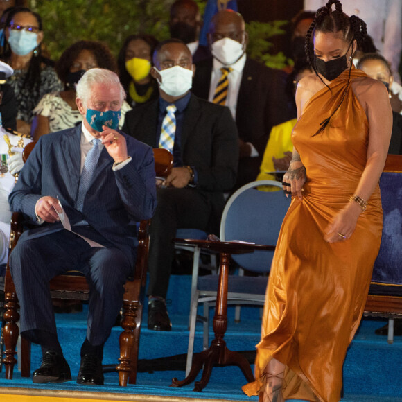 Le prince Charles, prince de Galles assiste à la cérémonie d'investiture de la première femme présidente de la Barbade en présence de Rihanna.