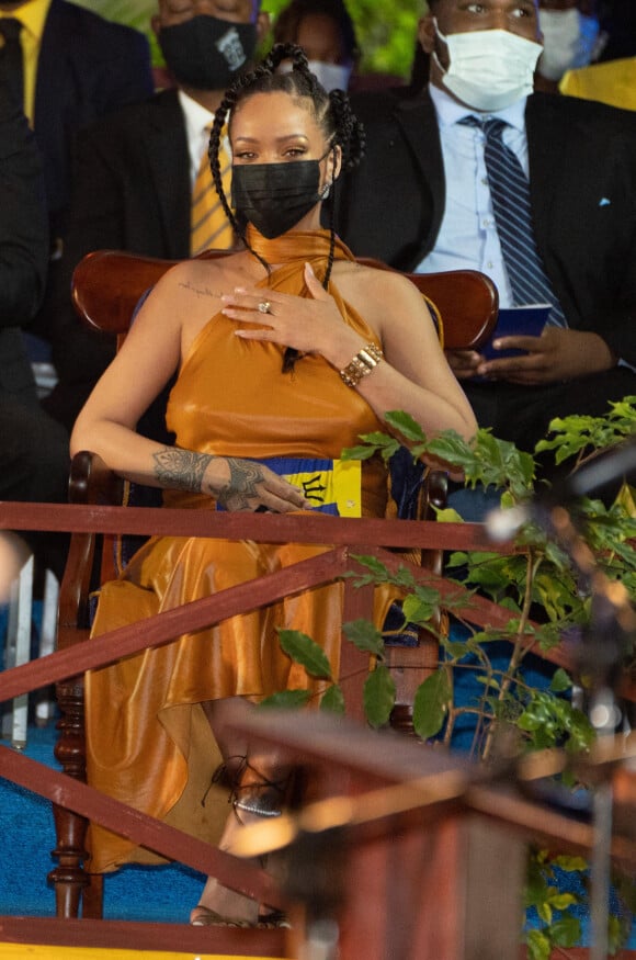 Le prince Charles, prince de Galles assiste à la cérémonie d'investiture de la première femme présidente de la Barbade en présence de Rihanna le 29 novembre 2021.