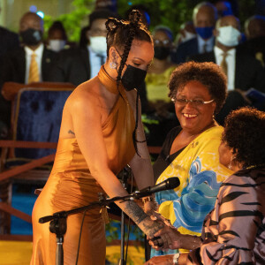Sandra Mason, présidente de la Barbade - Le prince Charles, prince de Galles assiste à la cérémonie d'investiture de la première femme présidente de la Barbade en présence de Rihanna le 29 novembre 2021.