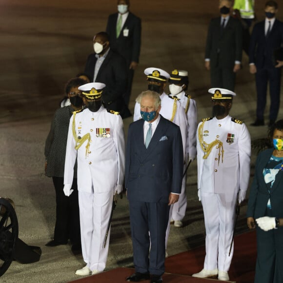 Le prince Charles, prince de Galles, arrive à Bridgetown pour les célébrations de la nouvelle République de La Barbade, toutefois indépendante depuis 1966. Sur place, le prince Charles a été accueilli par Sandra Mason, qui sera intronisée présidente, après son élection au suffrage universel indirect, en remplacement de la reine Elisabeth II. Le 29 novembre 2021.