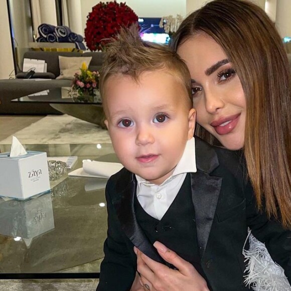 Nabilla, amoureuse de son époux Thomas Vergara qui est aussi le père de son fils Milann.