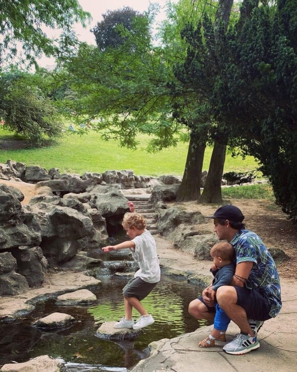 Caroline Anglade partage une photo de son compagnon Nicolas et de leurs deux enfants sur Instagram, août 2021.