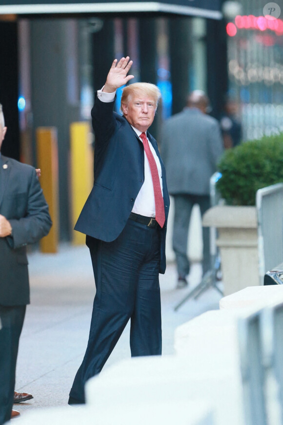 L'ancien président Donald Trump salue les journalistes en sortant de la Trump Tower à New York le 16 août 2021.