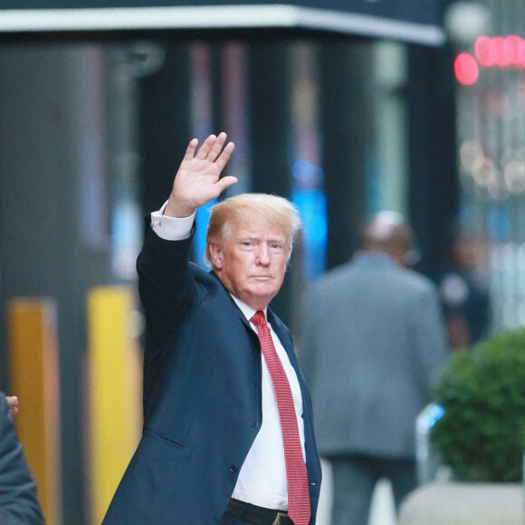 L'ancien président Donald Trump salue les journalistes en sortant de la Trump Tower à New York le 16 août 2021.
