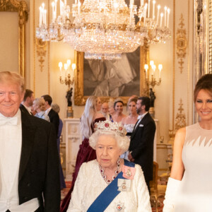 Le président Donald Trump, le reine Elisabeth II d'Angleterre, la première dame Melania Trump, Le prince Charles et Camilla Parker-Bowles à Buckingham Palace à Londres, le 3 juin 2019