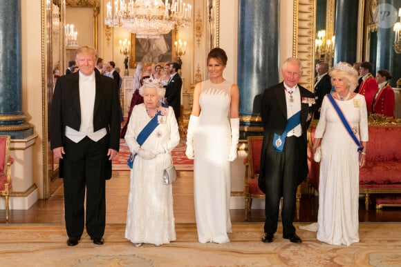 Le président Donald Trump, le reine Elisabeth II d'Angleterre, la première dame Melania Trump, Le prince Charles et Camilla Parker-Bowles à Buckingham Palace à Londres, le 3 juin 2019