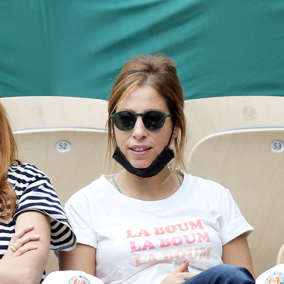 Léa Salamé et son beau-fils Alexandre - People dans les tribunes lors des internationaux de France de Tennis de Roland Garros 2021 à Paris, le 6 juin 2021. © Dominique Jacovides/Bestimage