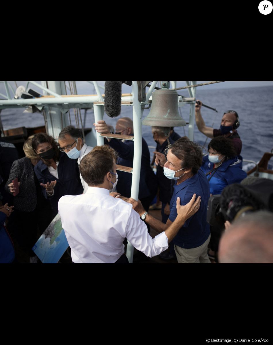 Le président de la République française, Emmanuel Macron et l'ancien ministre de l'Écologie Nicolas Hulot lors d'une sortie en mer à bord du voilier de l'expédition 7ème continent, pour parler du fléau des plastiques en mer et de la protection de la biodiversité au large des Calanques dans une réserve marine à Marseille, France, le 3 septembre 2021. Au programme: visite des calanques de Marseille, dont la biodiversité est menacée, avant d'assister à l'ouverture du Congrès mondial de la nature