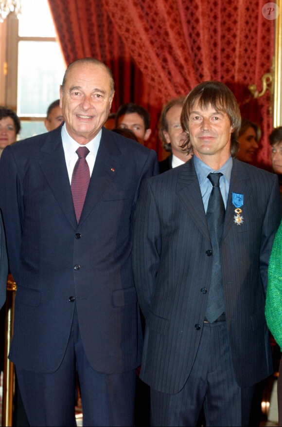 Jacques Chirac faisant Nicolas Hulot officier de l'ordre national du mérite en 2003