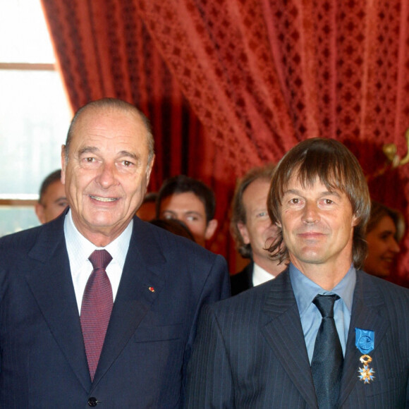Jacques Chirac faisant Nicolas Hulot officier de l'ordre national du mérite en 2003