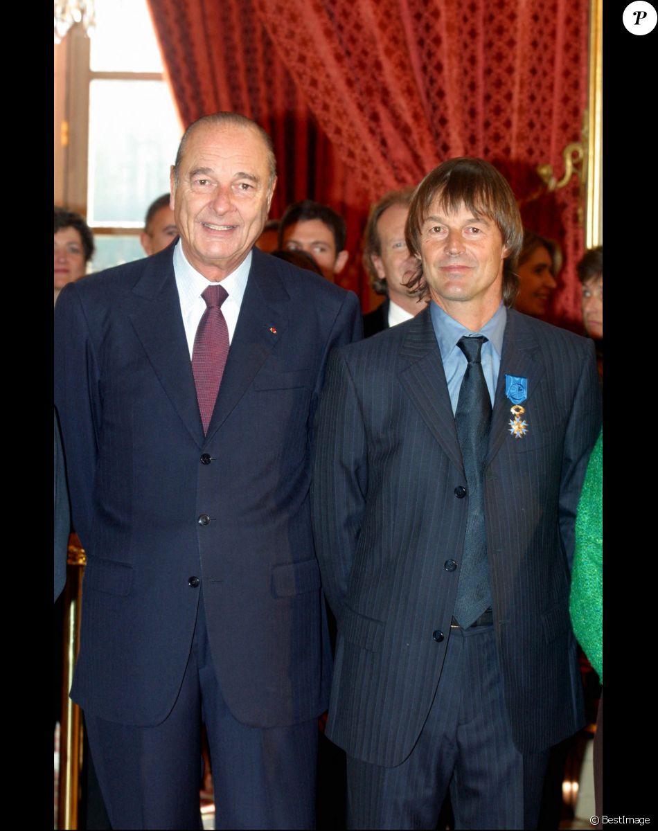 Jacques Chirac faisant Nicolas Hulot officier de l'ordre national du mérite en 2003