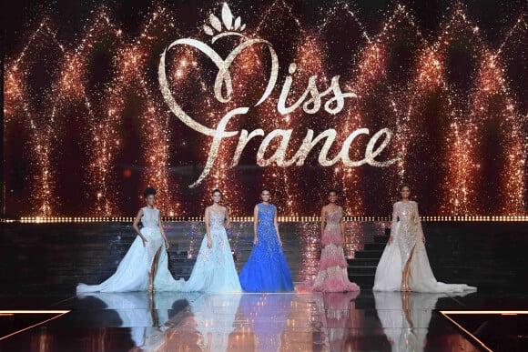 Les 5 finalistes au concours Miss France 2022. Le 11 décembre 2021.