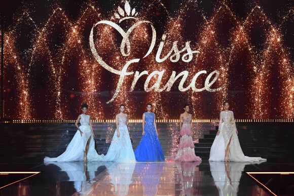 Les 5 finalistes au concours Miss France 2022. Le 11 décembre 2021.