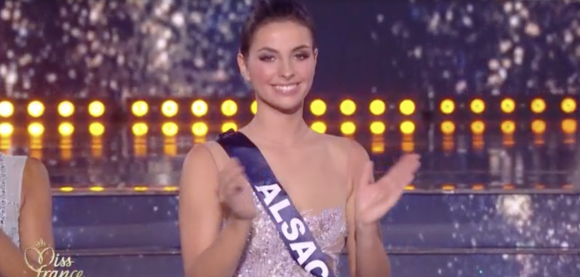 Miss Alsace 2021 : Cécile Wolfrom est la deuxième dauphine. Election Miss France 2022 sur TF1, le 11 décembre 2021.